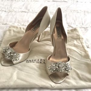 Bagdley Mischka ivory pumps